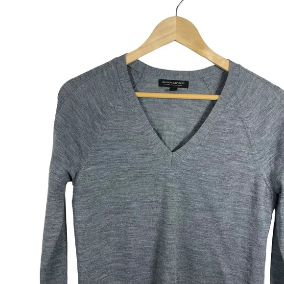 Banana Republic Women’s Extra Fine Merino V-Neck Sweater in Grey Size S - Picture 7 of 7